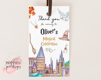 Può includere: Un'etichetta di ringraziamento bianca con un'illustrazione ad acquerello del castello di Hogwarts, una scopa, una sciarpa, occhiali e un cappello. Il testo recita "Grazie per essere venuto alla celebrazione magica di Oliver."