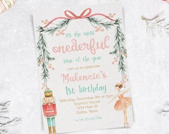 Puede incluir: Una invitación de cumpleaños de 1er año con temática navideña en rosa y verde. La invitación presenta un Cascanueces y una bailarina con una corona de vegetación y bayas rojas. El texto dice "Es la época más maravillosa del año. Únase a nosotros para celebrar el 1er cumpleaños de Makenzie. Sábado 9 de diciembre a las 2 pm. Sophia's House, 1234 Main St, Dallas, Texas.  Responda antes del 03-456-7590."