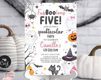 Puede incluir: Invitación de fiesta de Halloween imprimible con un fondo blanco e ilustraciones coloridas de fantasmas, murciélagos, arañas, calabazas y estrellas. El texto dice "FabBooolous Five!" e incluye detalles sobre la fiesta, como la fecha, la hora, la ubicación y la información de RSVP.