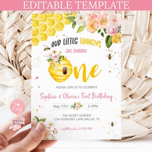 Può includere: Modello modificabile per un invito di primo compleanno con un alveare e fiori. Il testo recita "Our Little Honeys are turning One. Please join us to celebrate Sophia & Olivia's First Birthday. May 11th, 2-4PM, The Secret Garden, 1234 Honeybee Lane Dallas, TX, roy Miranda 123-456-7890"