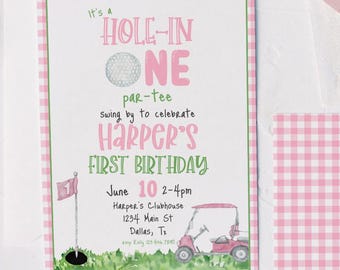 Op de afbeelding: Een roze en groene golf-thema eerste verjaardagsinvitation met een golfbal, een golfkar en de tekst "It's a Hole-in-One par-tee Swing by to celebrate Harper's First Birthday June 10 2-4pm Harper's Clubhouse 1234 Main St Dallas, Tx"
