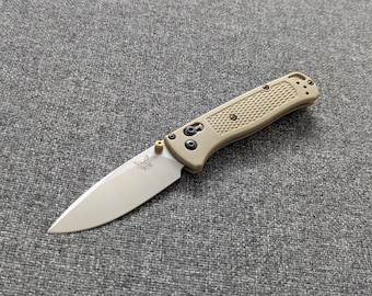 Réplica (copia) del cuchillo Benchmade Bugout 535, cachas de color verde oliva claro, hoja de metal.