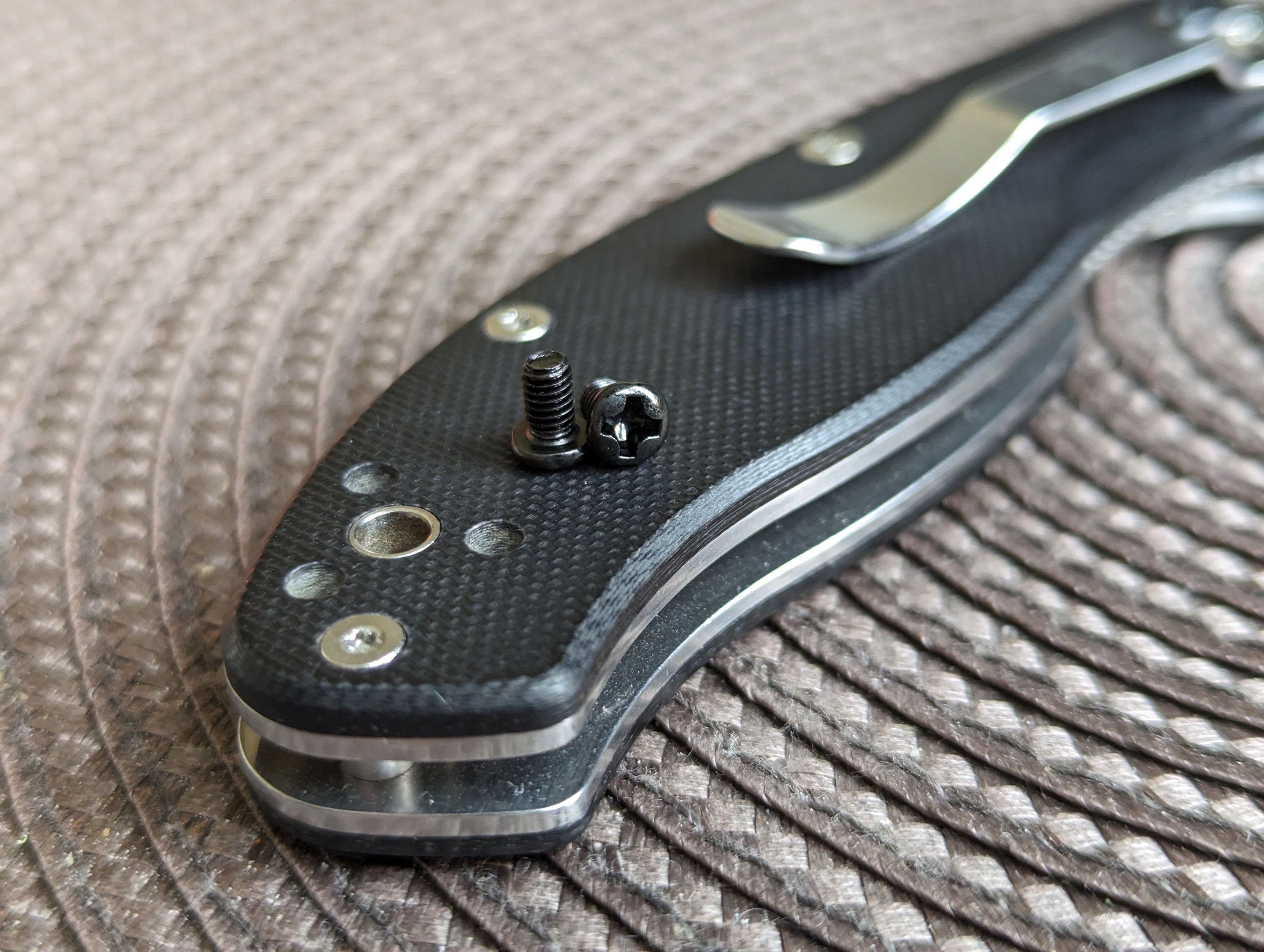 Spyderco Tenacious ネジのみ 3本のプラスドライバー用黒ネジ + 