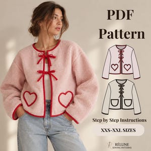 Könnte beinhalten: Eine hellrosa Fleecejacke mit rotem Saum, zwei Bindebändern vorne und zwei herzförmigen Taschen. Das Bild enthält den Text PDF Pattern, Step by Step Instructions, XXS-XXL SIZES, Rélune Sewing Patterns sowie zwei technische Zeichnungen.