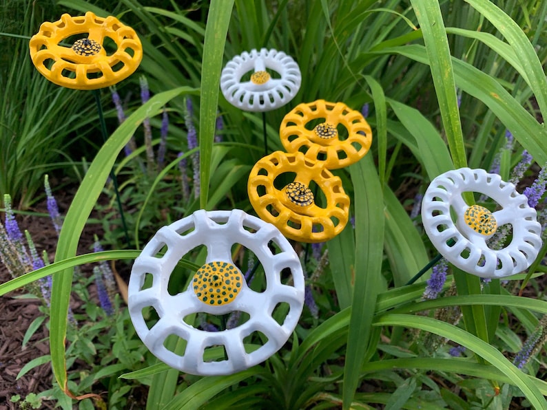 Daisy Metal Flower Garden Stakes