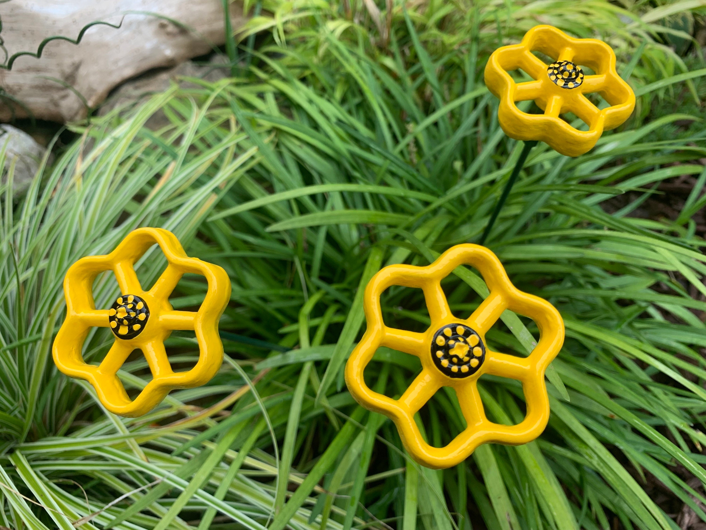 Vinca Set of 3 Metal Flowers, 18 Garden Stakes, Repurposed Faucet Handles, Yard Art, Colorsred, Yellow, White, Purple, and Orange - Etsy Vinca Set of 3 Metal Flowers, 18 Garden Stakes, Repurposed Faucet Handles, Yard Art, Colorsred, Yellow, White, Purple, and Orange - Etsy