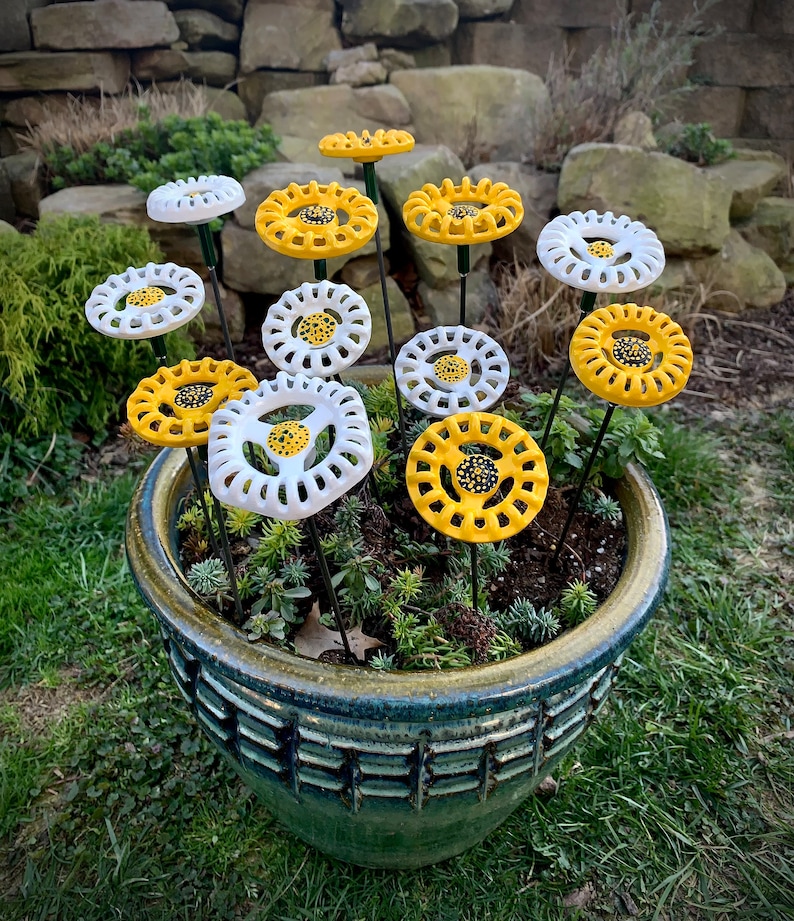 Daisy Metal Flower Garden Stakes - Thumbnail 2