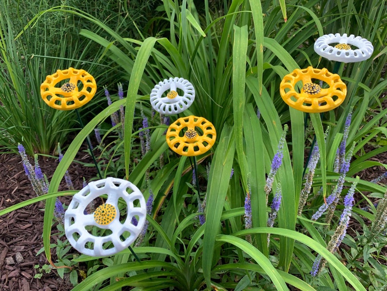 Daisy Metal Flower Garden Stakes - Thumbnail 3
