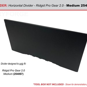 以下が含まれることがあります： Ridgid Pro Gear 2.0 Medium ツールボックス（モデル番号 254067）に適合するように設計された黒い水平ディバイダー。ディバイダーは傾斜した位置に表示されています。