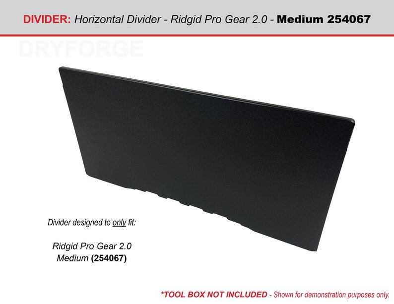 以下が含まれることがあります： Ridgid Pro Gear 2.0 Medium ツールボックス（モデル番号 254067）に適合するように設計された黒い水平ディバイダー。ディバイダーは傾斜した位置に表示されています。