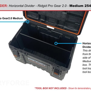 以下が含まれることがあります： 水平な仕切りが付いた、開いた黒いRidgid Pro Gear 2.0 Mediumツールボックス。仕切りはツールボックスの左右に渡って伸びています。ツールボックスには「Ridgid Pro Gear 2.0 Medium 254067」というテキストが表示されています。