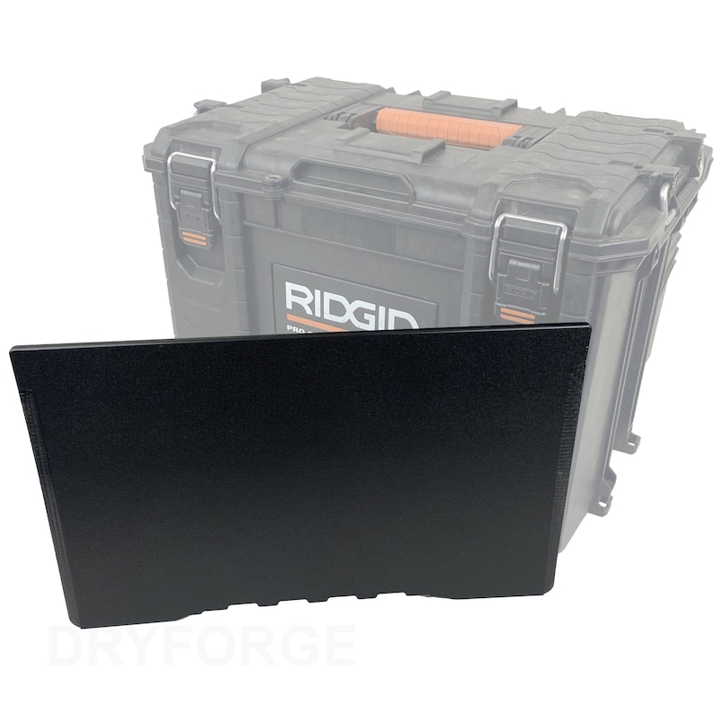 K&ouml;nnte beinhalten: Eine schwarze Plastik-Aufbewahrungsbox mit strukturierter Oberfl&auml;che. Die Box ist mit "RIDGID PRO" in wei&szlig;en Buchstaben beschriftet.