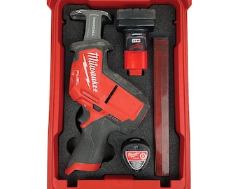 Op de afbeelding: Een rode Milwaukee FUEL reciprozaag met een zwarte handgreep en een zwart en grijs zaagblad. De zaag zit in een rode en zwarte draagkoffer met een doorzichtig deksel. De koffer bevat ook een rode en zwarte accu en een zwart en grijs zaagblad.