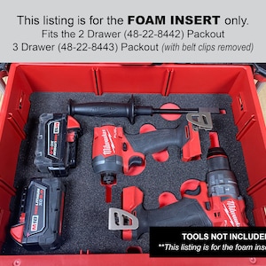 K&ouml;nnte beinhalten: Schaumstoffeinlage f&uuml;r eine rote Milwaukee Packout Werkzeugbox. Die Einlage hat Aussparungen f&uuml;r zwei Bohrmaschinen und zwei Akkus. Der Text "TOOLS NOT INCLUDED. This listing is for the foam insert only" ist unten im Bild aufgedruckt.