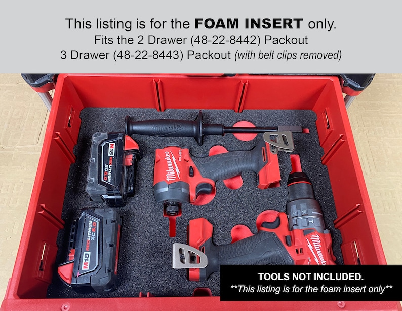 K&ouml;nnte beinhalten: Schaumstoffeinlage f&uuml;r eine rote Milwaukee Packout Werkzeugbox. Die Einlage hat Aussparungen f&uuml;r zwei Bohrmaschinen und zwei Akkus. Der Text "TOOLS NOT INCLUDED. This listing is for the foam insert only" ist unten im Bild aufgedruckt.