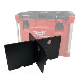 Peut inclure: Diviseur en métal noir pour boîtes à outils Milwaukee Packout. Le diviseur comporte quatre sections et est conçu pour s'adapter à l'intérieur d'une boîte Packout.