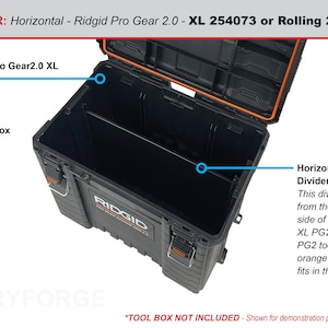 K&ouml;nnte beinhalten: Eine schwarze Werkzeugbox mit orangefarbenem Rand und einem horizontalen Trennelement im Inneren. Das Trennelement verl&auml;uft von einer Seite zur anderen der Box. Der Text "Ridgid Pro Gear 2.0 XL 254073 oder Rolling 254065" ist oben im Bild sichtbar. Der Text "*TOOL BOX NOT INCLUDED - Shown for demonstration purposes only." ist unten im Bild sichtbar.
