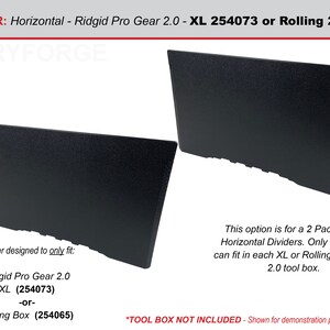 K&ouml;nnte beinhalten: Zwei schwarze horizontale Trennw&auml;nde f&uuml;r eine Ridgid Pro Gear 2.0 Werkzeugbox. Die Trennw&auml;nde sind so konzipiert, dass sie entweder in die XL (254073) oder Rolling (254065) Werkzeugbox passen. *WERKZEUGBOX NICHT INBEGRIFFEN - Nur zu Demonstrationszwecken gezeigt.