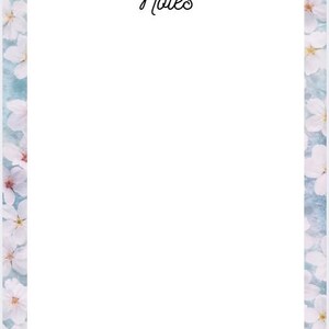 Pode incluir: Um bloco de notas branco com cantos arredondados, emoldurado por uma borda floral de flores brancas sobre um fundo azul claro. A palavra "Notes" está escrita em cursivo elegante no topo.