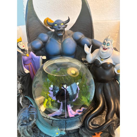 ディズニーヴィランズが光るミュージカル「スノードーム