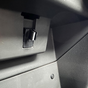 Chevy/GMC Rear Cup Holder Clip/Latch GMT800, Silverado, Sierra, Tahoe, Yukon, Avalanche, GM
