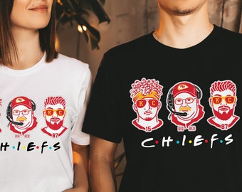Könnte beinhalten: Weiße und schwarze T-Shirts mit einem Motiv von drei Footballspielern, die Trikots der Kansas City Chiefs tragen. Der Text "C.H.I.E.F.S" ist unter den Spielern gedruckt.
