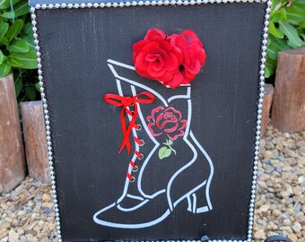 White Outline Victorian Boot - 3D