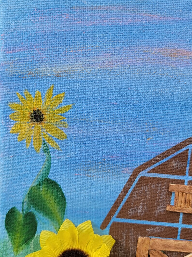 K&ouml;nnte beinhalten: Ein Gem&auml;lde, das eine braune Scheune vor einem blauen Himmel mit zwei gelben Sonnenblumen zeigt. Die Scheune hat eine Holzt&uuml;r und ein Fenster.