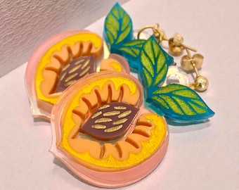 Orecchini pendenti color pesca iridescente, acrilico dipinto a mano, ganci placcati oro