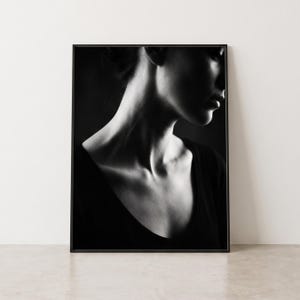 Graciös nyckelbens-chiaroscuro-fotografiposter, elegant intensiv halskonst, delikat kroppssilhuetttryck