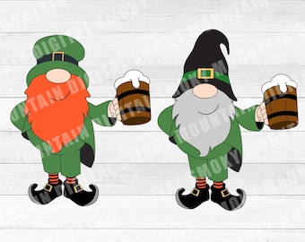 Puede incluir: Dos gnomos de dibujos animados con trajes verdes, sosteniendo jarras de cerveza. Uno tiene barba roja y sombrero verde, el otro barba gris y sombrero negro. La imagen incluye el texto "SVG - PNG - EPS - DXF - PDF - JPEG".