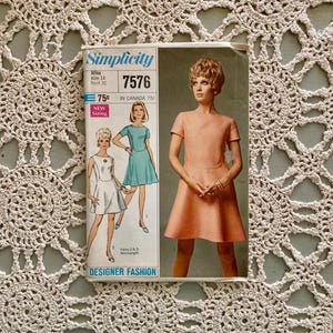 Simplicity Mönster #7576 (1968) Frökens klänning i två längder ... Designermode Oklippt