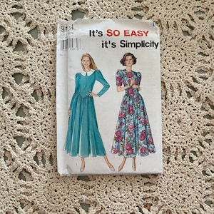 Peut inclure: Un patron de couture pour une robe avec un col Claudine. Le patron est pour les tailles 6-16 et est de Simplicity. Le patron montre deux styles différents de la robe, l'un en bleu uni et l'autre à imprimé floral.