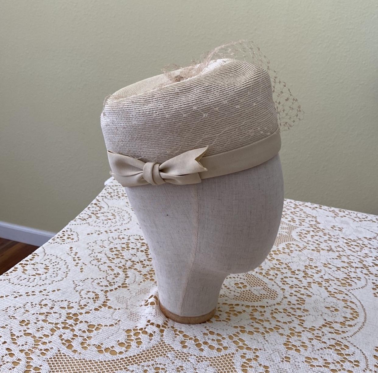 Vintage 1950s–60s Ivory Straw Pillbox Hat With Bow & Veil  display picture 3