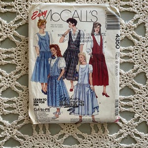 Könnte beinhalten: Vintage McCall's Schnittmuster mit Illustrationen von Kleidern und Jumpsuits. Das Cover enthält Texte wie "Easy McCall's", "Learn to Sew for Fun" und "Cut-to-Fit". Die Modellnummer ist 4350, Größe B (8,10,12).