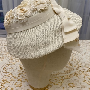 Vintage 1950s Ivory Straw Hat With Silk Flowers & Bow  display picture 2
