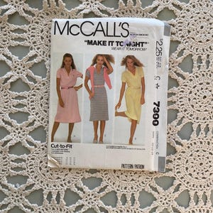 McCalls mönster #7339 (1981) Klänning för fröknar - Endast för stretchstickning, Oklippt