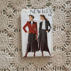 Puede incluir: Un patrón de costura vintage para una falda y una chaqueta. El patrón es de New Look y el número es 646. El patrón muestra a dos mujeres usando la falda y la chaqueta. Una mujer lleva una chaqueta roja y la otra lleva una chaqueta negra.
