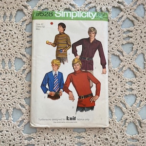Puede incluir: Un patrón de costura vintage Simplicity para camisas y cuellos altos para hombres. El patrón es para un pecho de 107 cm e incluye instrucciones para tres estilos diferentes. El patrón está diseñado para tejidos de punto únicamente.