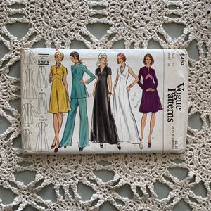 Op de afbeelding: Een vintage Vogue naaipatroon voor een jurk en broek. Het patroon is voor maat 16, borstomvang 38. Het patroon is geschikt voor breiwerk. Het patroon toont vijf verschillende stijlen van jurken en broeken.
