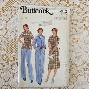 Può includere: Una busta di cartamodello vintage per una blusa e pantaloni da donna. Il cartamodello è di Butterick e il numero è 5912. Il cartamodello è per la taglia 10 ed è etichettato "Fast & Easy".
