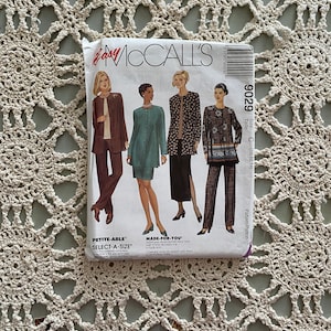 Pode incluir: Um padrão de costura para uma jaqueta com fecho de botões e mangas compridas. O padrão é para os tamanhos 10, 12 e 14. O padrão chama-se "Easy McCall's" e o número do padrão é 90292.