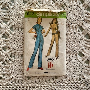 Op de afbeelding: Vintage Simplicity naaipatroon nummer 9142 voor een jumpsuit. Het patroon is ontworpen voor breisels en bevat instructies voor een Jiffy easy-cut, easy-sew ontwerp. Het patroon is voor maat 14, borstomvang 91 cm, en is voor dames.
