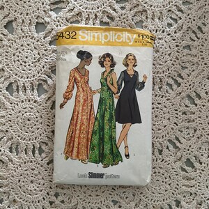 Simplicity Mönster #5432 (1972) Klänning i två längder och halterneckklänning i halva storlekar ... Se smalare ut