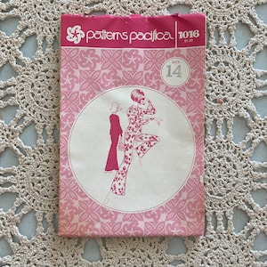 Puede incluir: Un patrón de costura vintage de Patterns Pacifica, número 1016, para la talla 14. El patrón presenta a una mujer con un pantalón de vestir estampado con una blusa de manga larga y pantalones de campana.