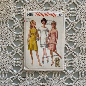 Puede incluir: Patrón de costura Simplicity vintage, número 6466, con ilustraciones de tres vestidos. El patrón incluye una talla sub-teen 14s con un contorno de busto de 84 cm. La portada muestra un estilo retro con una ilustración de perro.