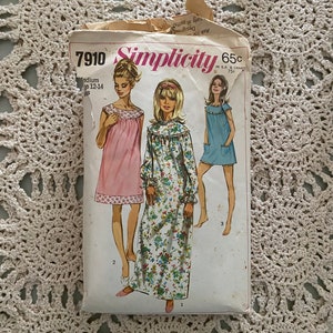 Pode incluir: Padrão de costura vintage Simplicity número 7910 para um camisão. O padrão é para os tamanhos 12-14 e inclui três estilos diferentes. O padrão é impresso em um fundo branco com um design floral azul e branco. O padrão custa 65 centavos.
