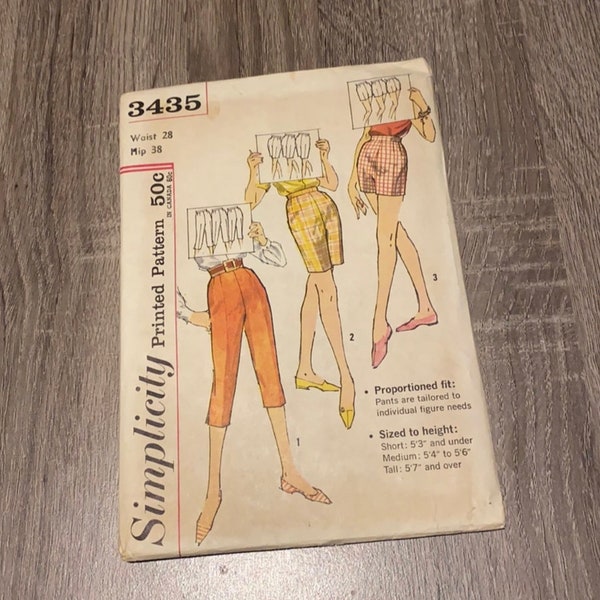 Simplicity Pattern 3435 Pedal Pushers, Jamaica Shorts and Shorts in Proportioned Sizes