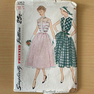 Puede incluir: Patrón de costura Simplicity impreso 3252, talla 11, busto 29, 25c. Un patrón de costura vintage para un vestido con un corpiño sin mangas y una falda completa. El patrón muestra dos estilos diferentes, uno con una falda a cuadros y otro con una falda lisa.