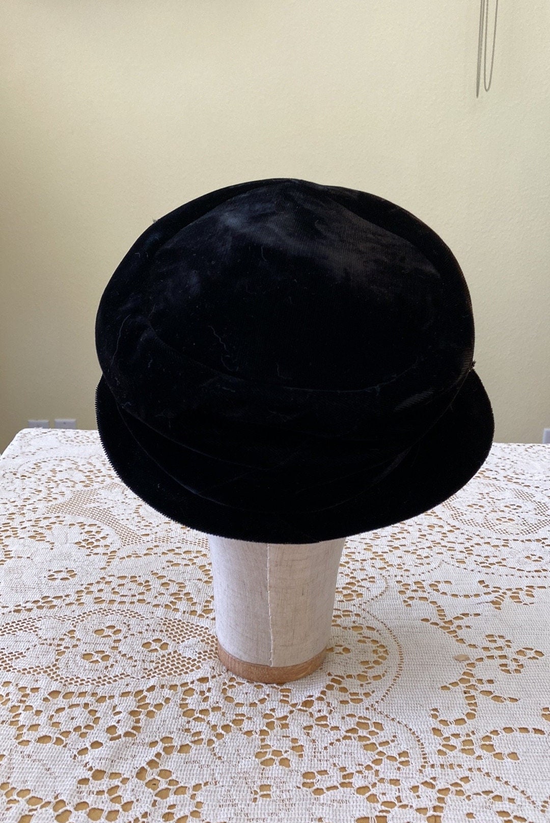 Vintage Black Velvet Cloche Hat With Grosgrain Bow — 1950s  display picture 2